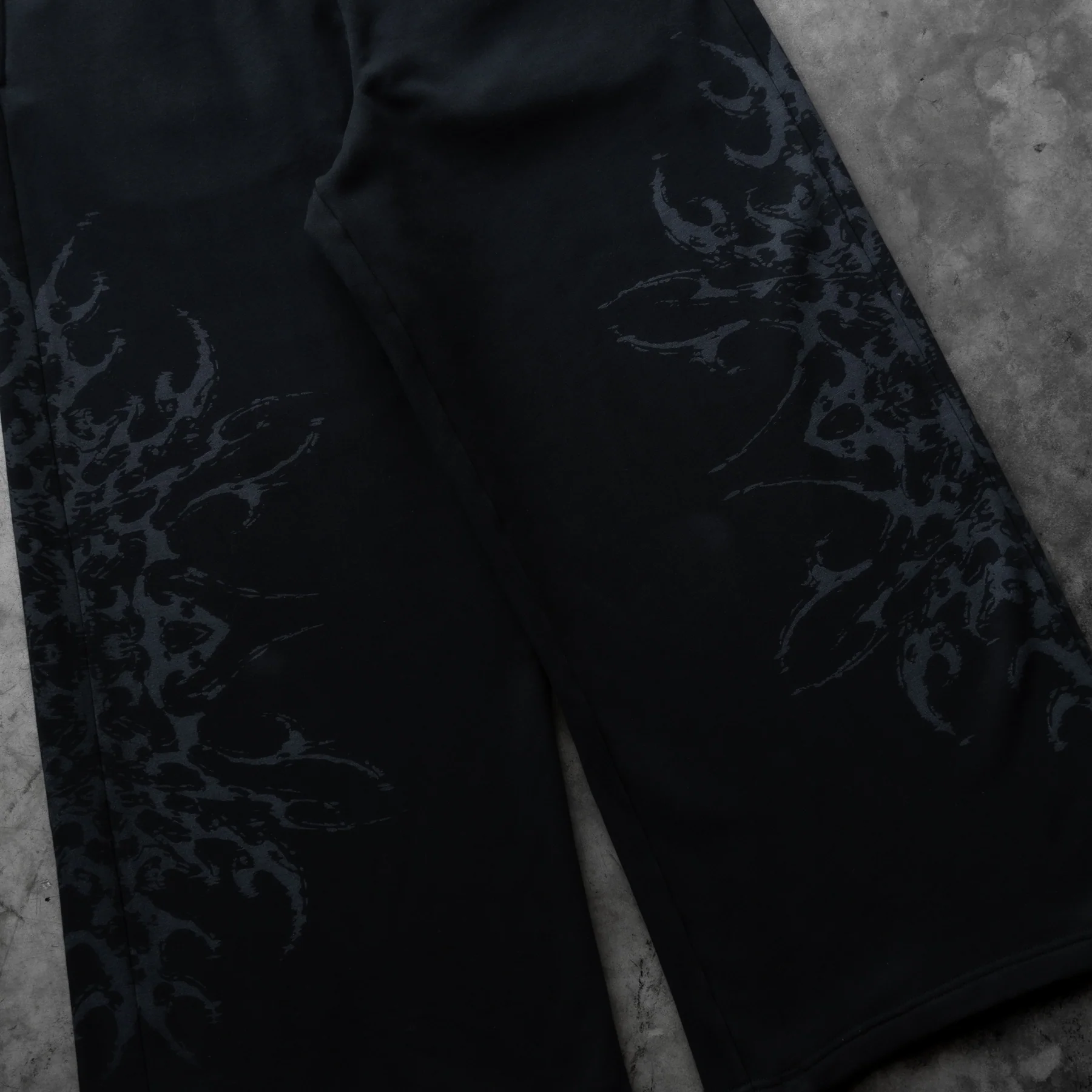 TRIBAL BAGGY SWEATPANTS BLACK - Image 4