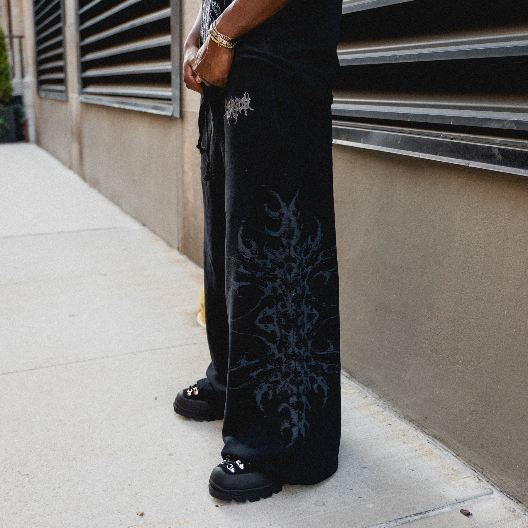 TRIBAL BAGGY SWEATPANTS BLACK - Image 5